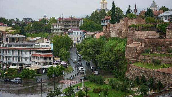 Вид на город Тбилиси в пасмурную погоду - дворец царицы Дареджан - Sputnik Грузия