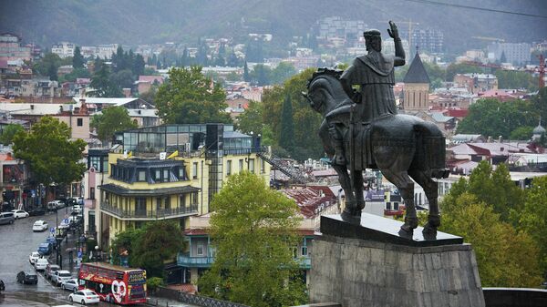 Вид на город Тбилиси в пасмурную погоду - памятник Вахтангу Горгасали - Sputnik Грузия
