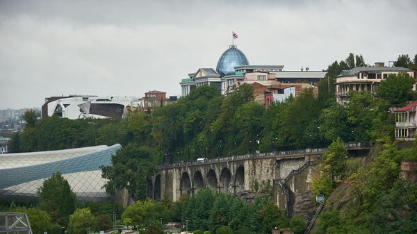 Вид на город Тбилиси в пасмурную погоду - правительственная резиденция на Авлабари - Sputnik Грузия