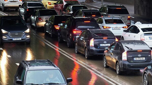 Пасмурная погода в Тбилиси - набережная и автомобили на дороге  - Sputnik Грузия