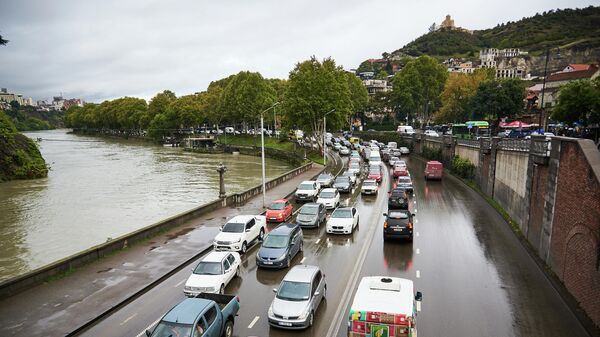 Пасмурная погода в Тбилиси - набережная и автомобили на дороге - Sputnik Грузия