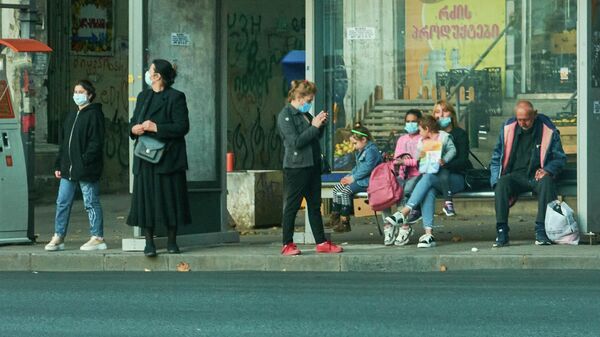 Эпидемия коронавируса - автобусная остановка с людьми в масках - Sputnik Грузия