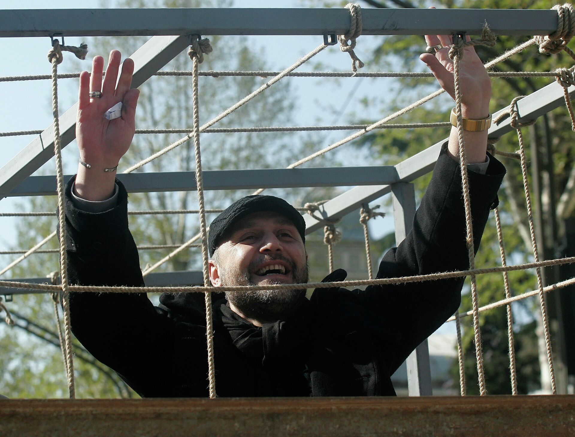 Участник митинга оппозиции певец Георгий Гачечиладзе в одной из переносных камер-клеток, установленных в знак протеста на проспекте Руставели - Sputnik Грузия, 1920, 25.10.2021