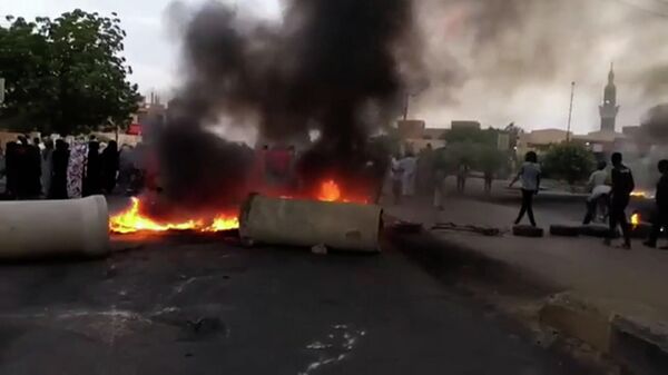 В столице Судана демонстранты перекрывают дороги и жгут шины - Sputnik Грузия
