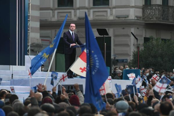 &quot;Сегодня на площади Свободы собрались свободные люди с боевым настроем. Те люди, которые в 2012 году показали, что хотят жить в справедливой, свободной стране&quot;, - сказал премьер-министр страны Ираклий Гарибашвили - Sputnik Грузия