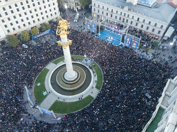 В центре Тбилиси прошла  итоговая предвыборная акция правящей партии &quot;Грузинская мечта – демократическая Грузия&quot;, на которой собрались десятки тысяч человек - Sputnik Грузия