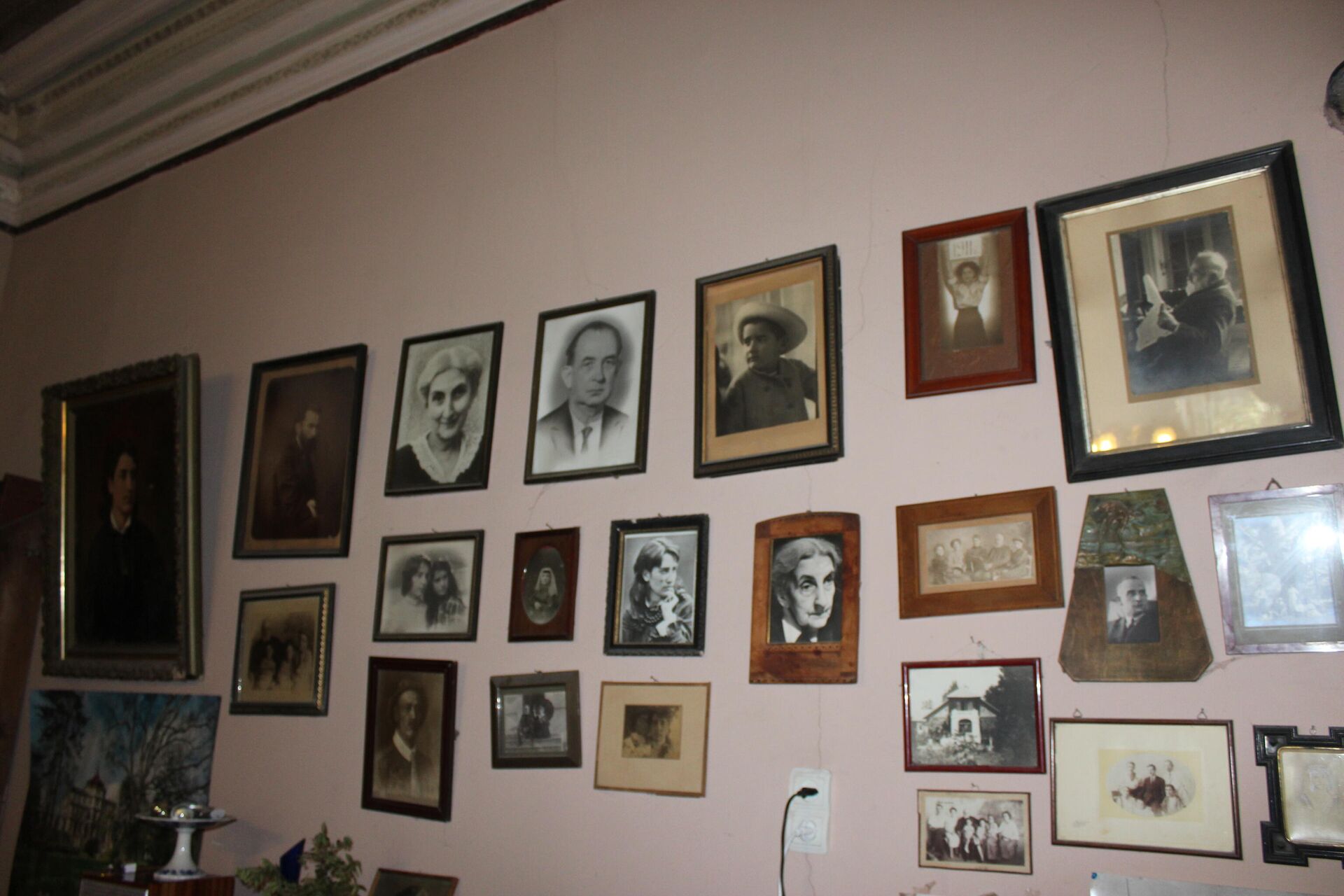 На стене собраны фотографии всех членов большой семьи - Sputnik Грузия, 1920, 29.10.2021