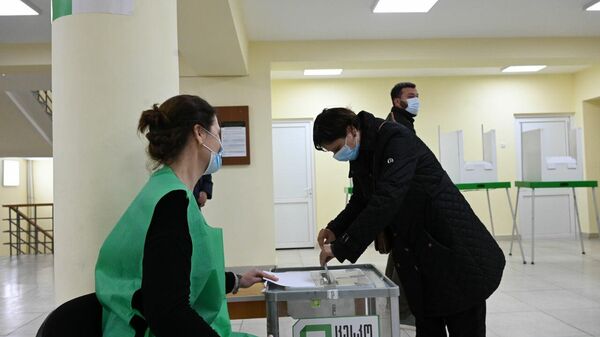 Местные выборы. Второй тур 30 октября 2021 года. Избиратели голосуют на участках - Sputnik Грузия