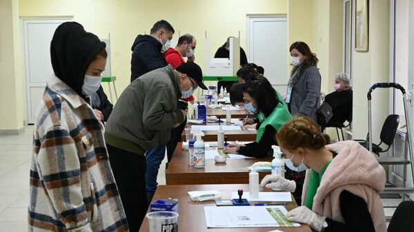 Местные выборы. Второй тур 30 октября 2021 года. Избиратели голосуют на участках - Sputnik Грузия