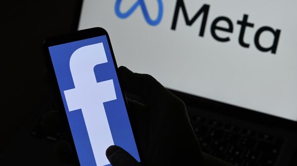 Логотипы компании Facebook и Meta на экранах смартфона и монитора - Sputnik Грузия