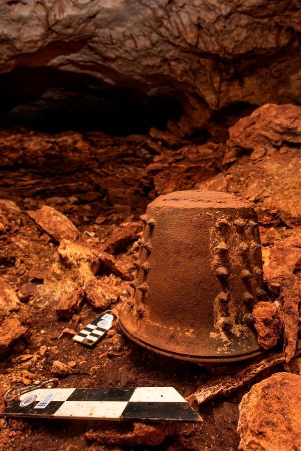 Также, археологи обнаружили керамику, ритуальный нож и фрески в форме рук на скале в пресноводном бассейне - Sputnik Грузия