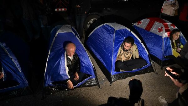 Палатки представителей оппозиции. Акция сторонников ЕНД и Михаила Саакашвили у Руставской тюрьмы - Sputnik Грузия