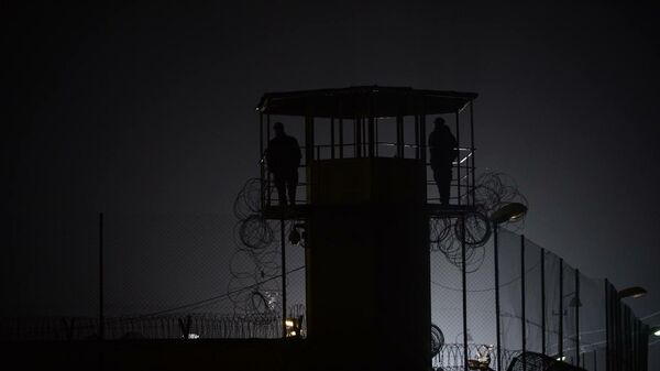 Руставская тюрьма ночью. Вышка охраны с охранниками - Sputnik Грузия