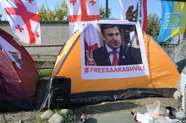 У Руставской тюрьмы, где больше месяца содержался Саакашвили, оппозиция даже начала ставить палатки в знак протеста. Но после перевода Саакашвили в Глдани палатки убрали. - Sputnik Грузия