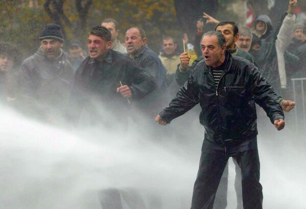 Сторонники оппозиции пытались оказывать сопротивление, но в итоге первая волна протестующих была сметена.  - Sputnik Грузия
