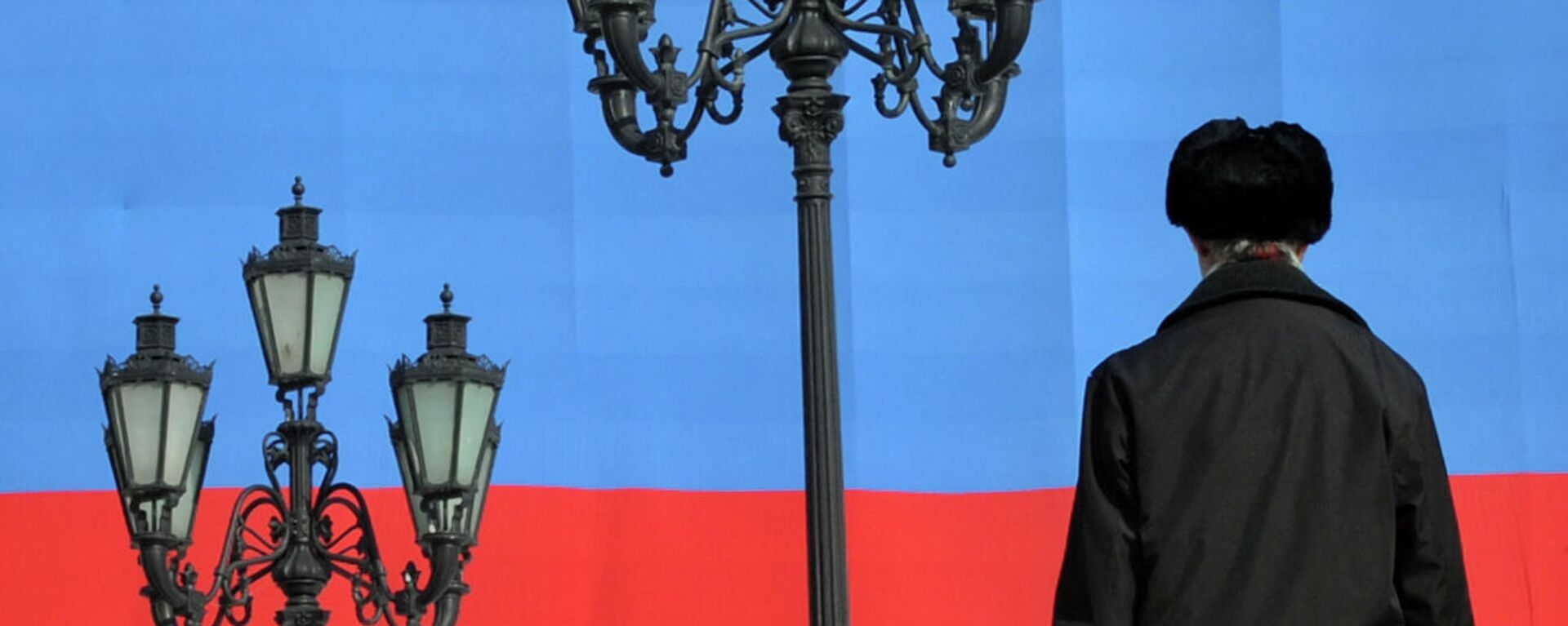 Мужчина на фоне флага России - Sputnik Грузия, 1920, 09.11.2021