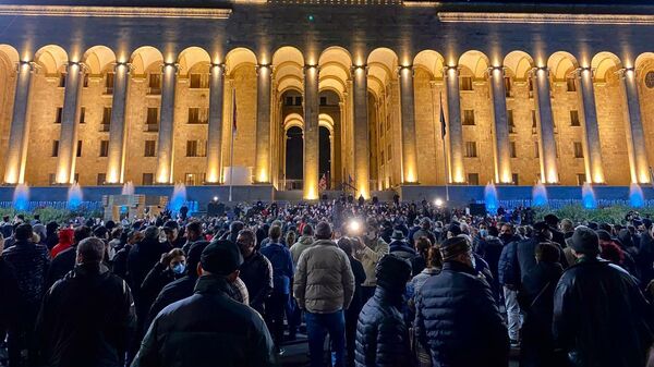 Акция протеста сторонников ЕНД и Саакашвили у здания парламента Грузии 9 ноября 2021 года - Sputnik Грузия