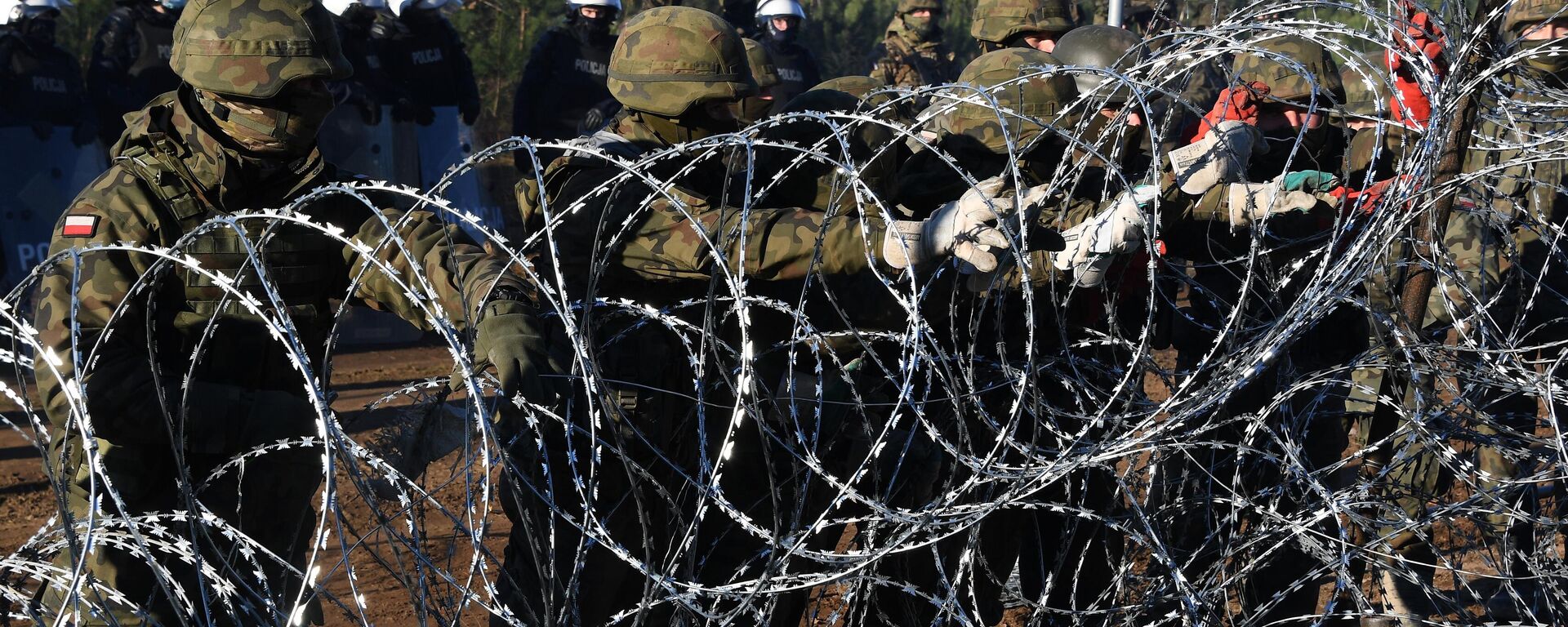 Польские военнослужащие устанавливают забор из колючей проволоки на польско-белорусской границе - Sputnik Грузия, 1920, 10.11.2021