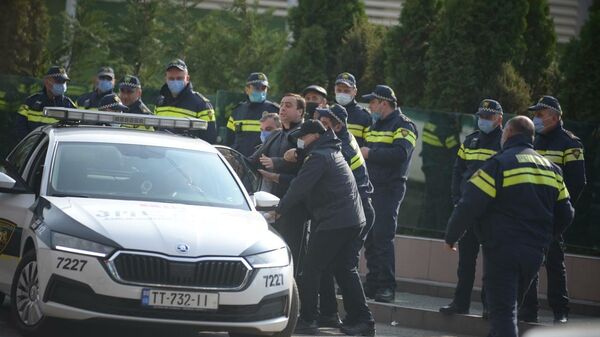 Полицейские задерживают протестующих.  - Sputnik Грузия
