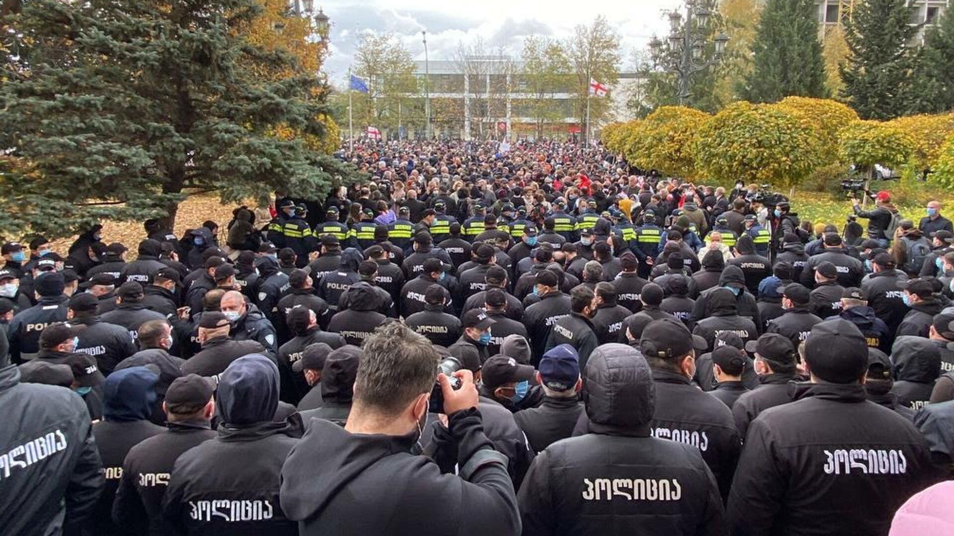 Акция протеста сторонников ЕНД у здания Тбилисского городского суда 10 ноября 2021 года - Sputnik Грузия, 1920, 10.11.2021
