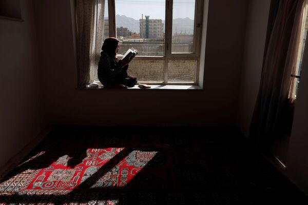 Например, 20-летняя Хава учится в педагогическом университете Кабула. С тех пор, как талибы пришли к власти, она не может попасть в вуз - Sputnik Грузия