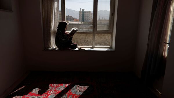 20-летняя студентка Хава читает книгу на подоконнике своего дома в Кабуле, Афганистан - Sputnik Грузия