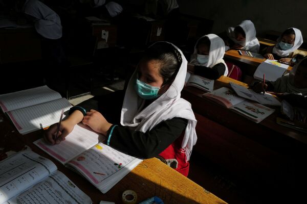 Десятилетняя Хадиа на уроке в одной из школ Кабула. Девочка хочет стать врачом, но если через два года ей не разрешат продолжить обучение, она не сможет осуществить свою мечту - Sputnik Грузия