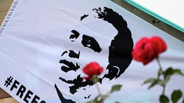 Портрет Саакашвили на плакате протестующей оппозиции и его сторонников из ЕНД - Sputnik Грузия