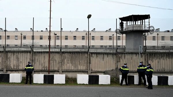 Руставская тюрьма. Вышка охраны и полицейские - Sputnik Грузия