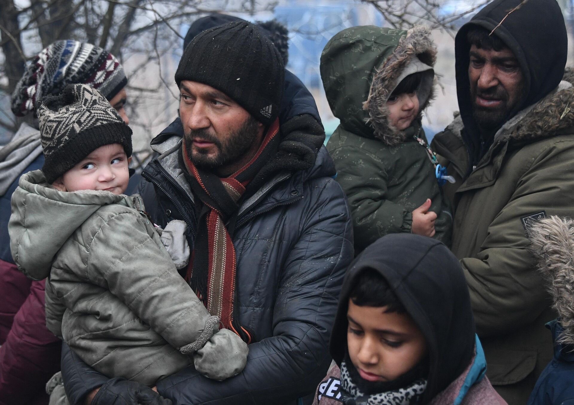 Мужчины с детьми в лагере нелегальных мигрантов на белорусско-польской границе - Sputnik Грузия, 1920, 12.11.2021