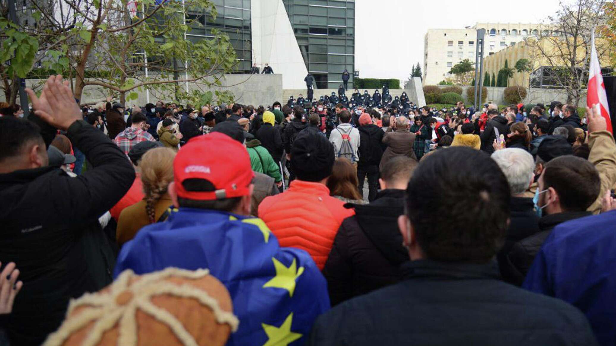 Митинг в Тбилиси. Тбилиси метро 300 арагвинцев. Делегация в Тбилиси. Спутник Грузия последние новости на сегодня.