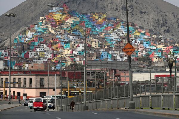 Яркие домики и граффити холма Сан-Кристобаль в Лиме видны из любой части перуанской столицы - Sputnik Грузия