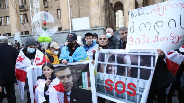 Акция протеста сторонников ЕНД и оппозиции у парламента с требованием освободить Михаила Саакашвили - Sputnik Грузия