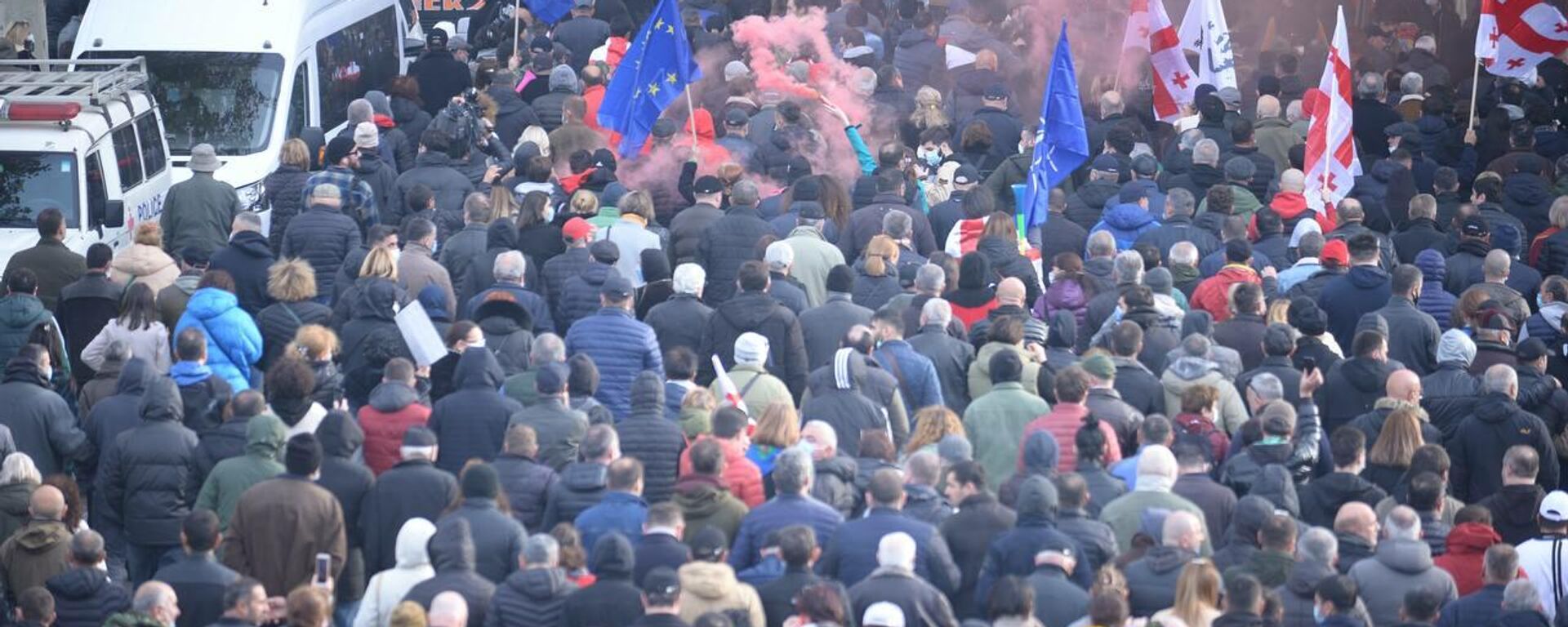 Акция протеста сторонников ЕНД и оппозиции в поддержку Саакашвили. Шествие по центру города - Sputnik Грузия, 1920, 18.11.2021