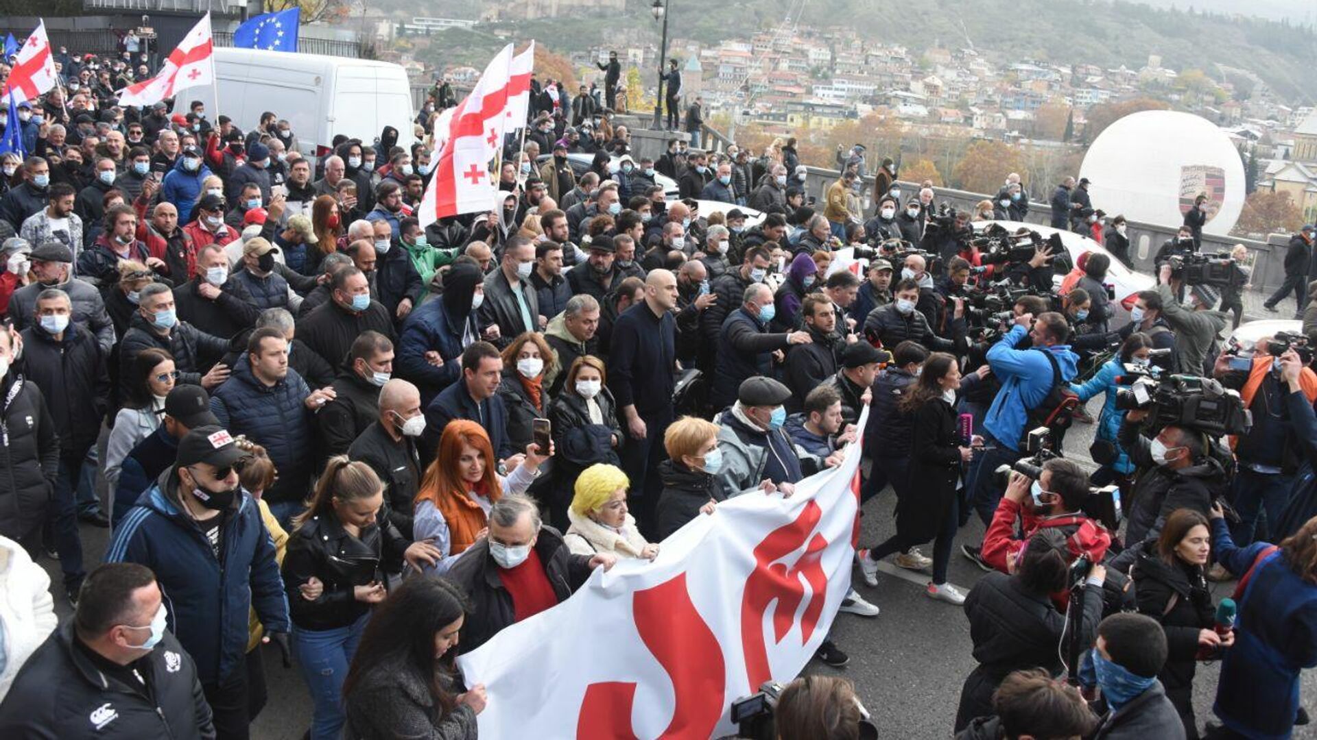 Акция протеста сторонников ЕНД и оппозиции в поддержку Саакашвили. Шествие по центру города - Sputnik Грузия, 1920, 03.01.2022