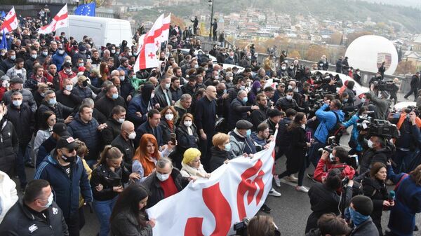 Акция протеста сторонников ЕНД и оппозиции в поддержку Саакашвили. Шествие по центру города - Sputnik Грузия