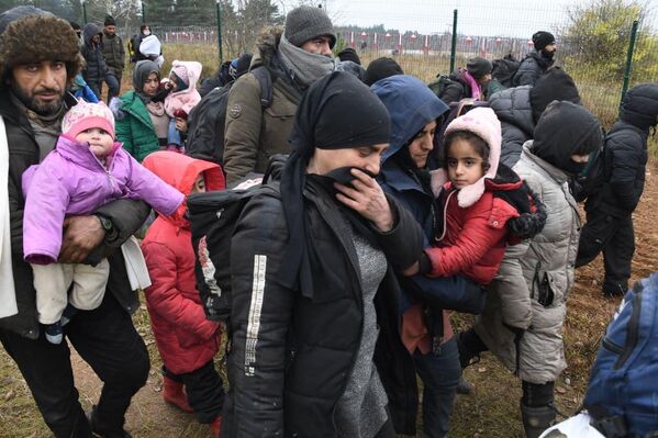 В полдень 15 ноября 2021 года около двух тысяч мигрантов подошли к пограничному КПП Брузги – Кузница на белорусско-польской границе - Sputnik Грузия