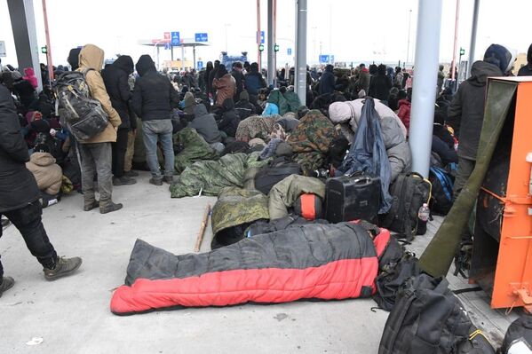 Беженцы установили палатки и разложили спальники - Sputnik Грузия