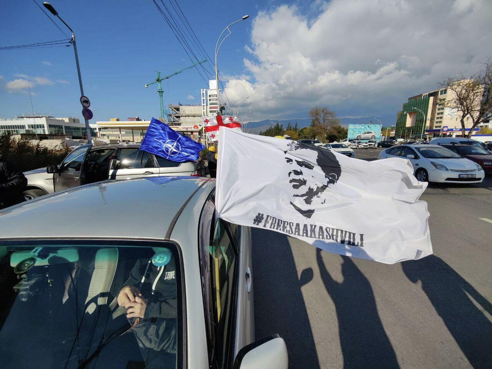 Автопробег оппозиции по разным районам столицы Грузии в поддержку Саакашвили - Sputnik Грузия, 1920, 16.11.2021