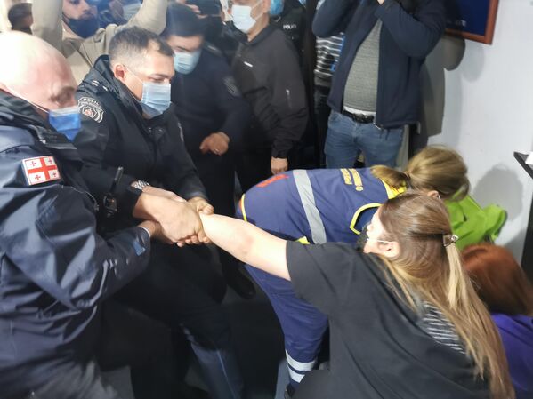 В Зугдиди полиции даже пришлось силой вывести голодающих оппозиционных депутатов из зала сакребуло, который  они заняли, чтобы не состоялось заседание - Sputnik Грузия