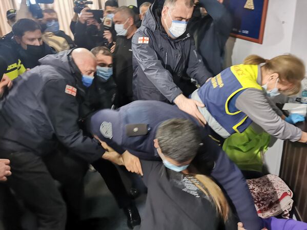 В Зугдиди голодающих представителей оппозиции вывела из зала заседаний сакребуло полиция.  - Sputnik Грузия