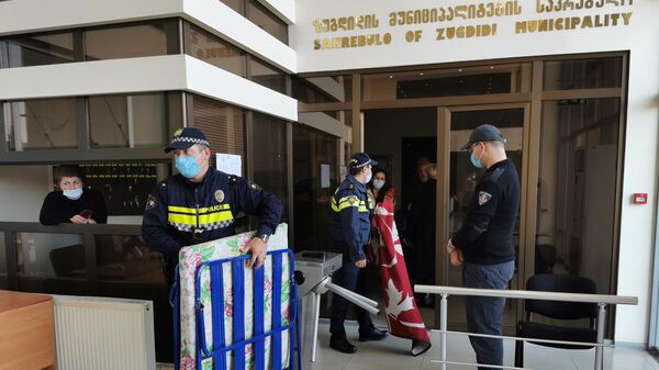 Полиция выводит голодающих представителей оппозиции из зала заседаний Сакребуло в Зугдиди - Sputnik Грузия