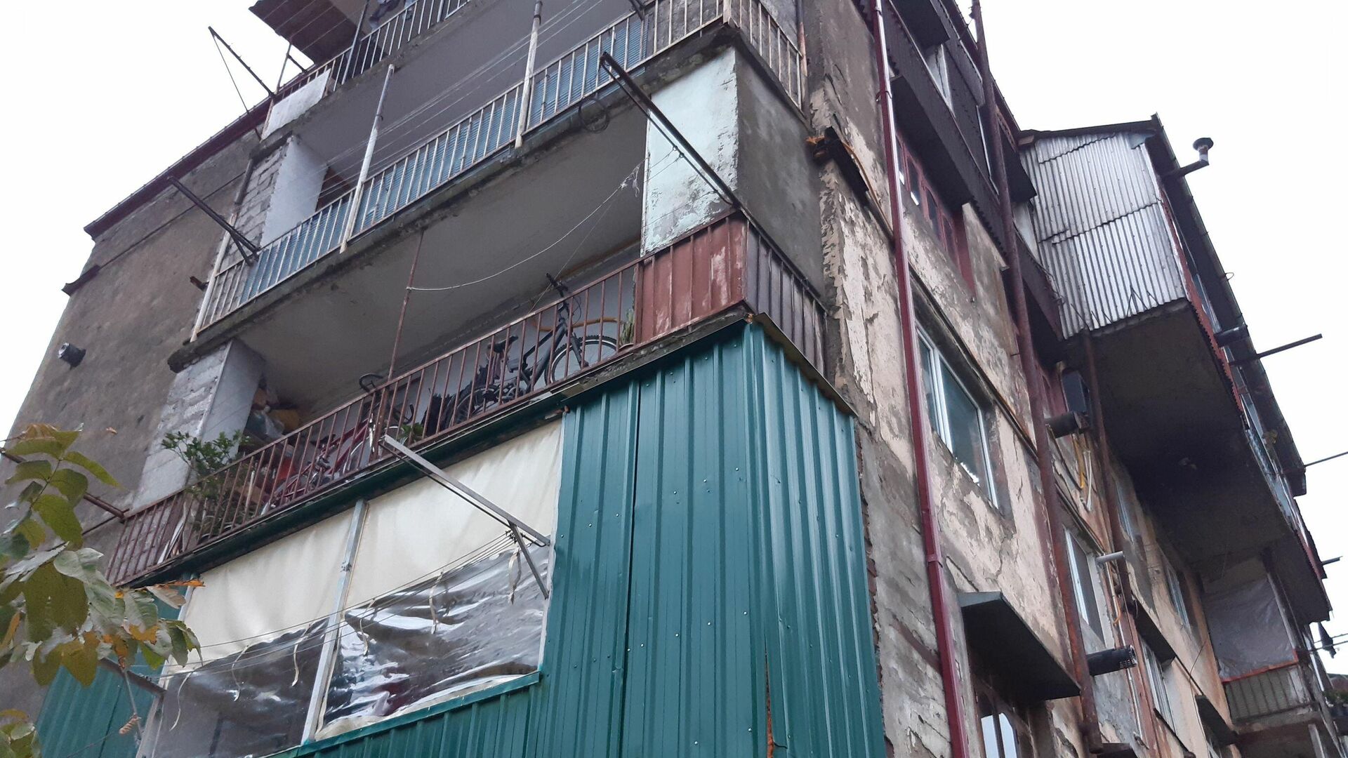 Аварийный пятиэтажный дом с пристройками в Батуми близ рынка Хопа - Sputnik Грузия, 1920, 25.12.2021