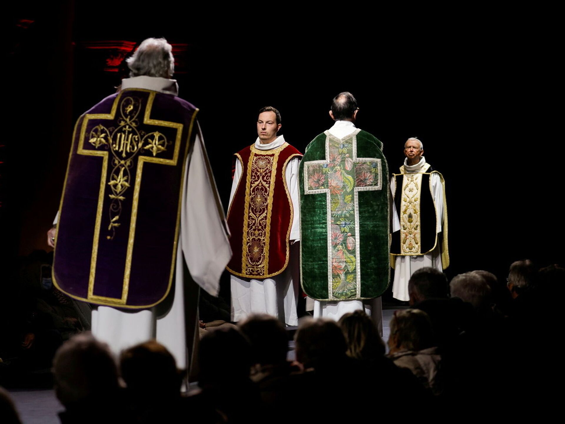 Культовая одежда. Греко-католическая Церковь облачение. Одежда католического священника. Облачение католического священника. Католический епископ облачение.