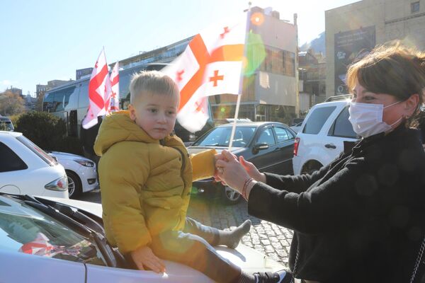 Сторонники Саакашвили приходили на акции иногда целыми семьями и даже приводили с собой детей.  - Sputnik Грузия