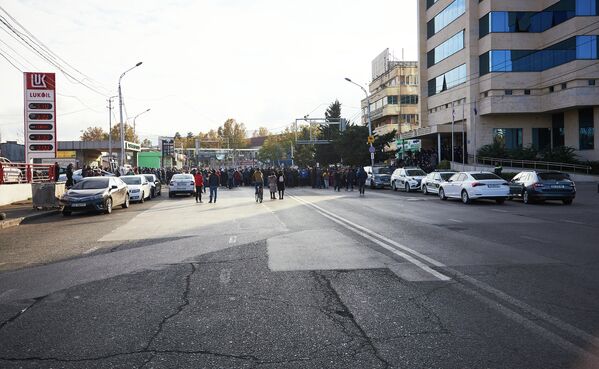 Активисты и сторонники оппозиции в ноябре также нередко стали прибегать к блокированию проезжей части дорог, чтобы привлечь внимание к своим протестам.  - Sputnik Грузия