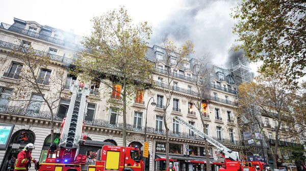 Крупный пожар в центре Парижа - Sputnik Грузия