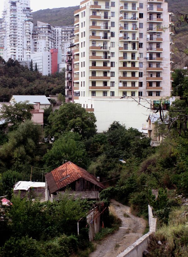На фоне наступающих со всех сторон многоэтажек островки сельской архитектуры смотрятся даже колоритно, но обитателям дома явно не позавидуешь. - Sputnik Грузия