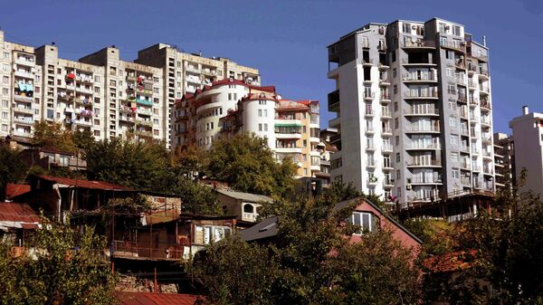 Вид на город Тбилиси - жилые дома на склоне горы - Sputnik Грузия