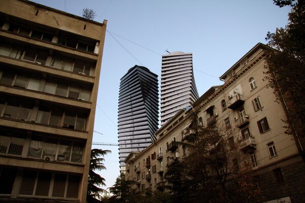 На этой фотографии сочетание нового и старого определенно порождено ситуацией. Но это не значит, что обветшавшие фасады невозможно обновить. На этой фотографии сочетание нового и старого определенно порождено ситуацией. Но это не значит, что обветшавшие фасады невозможно обновить. - Sputnik Грузия